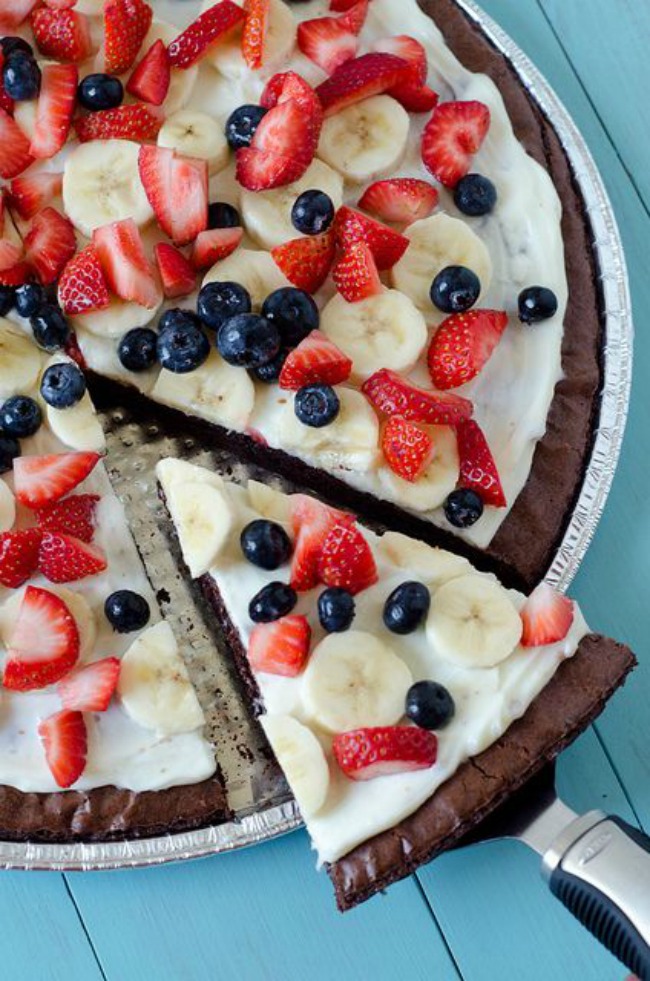 Patriotic cookie pie recipe, with strawberries blueberries and banana
